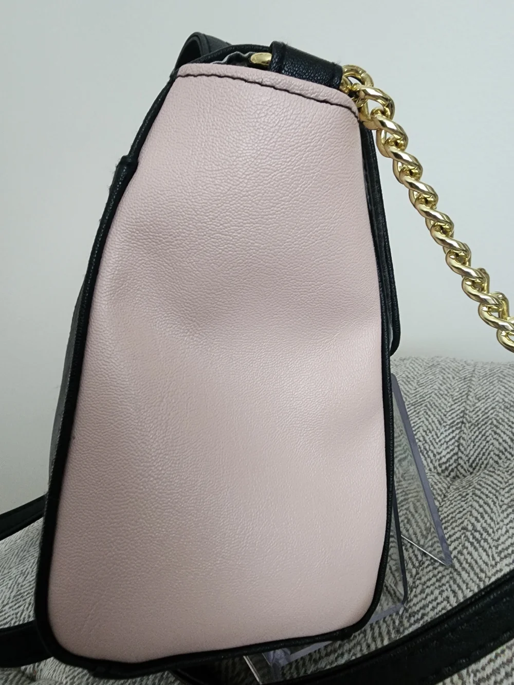 EUC Luv Betsey by Betsey Johnson Black crossbody Bag w/offwhite glitter bow